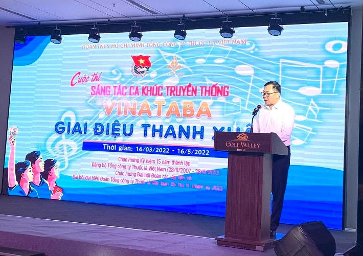 Ông Nguyễn Chí Nhân, Ủy viên Ban Thường vụ Đảng ủy, Thành viên HĐTV Vinataba báo cáo kết quả các hoạt động kỷ niệm 15 năm thành lập Đảng bộ.