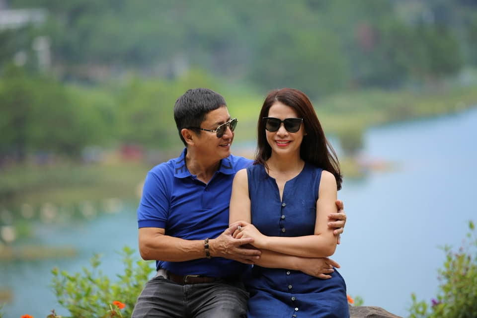 Tuổi 60, Chí Trung khiến nhiều người ghen tỵ vì sự trẻ trung và hạnh phúc bên bạn gái. Ảnh: FBNV. 