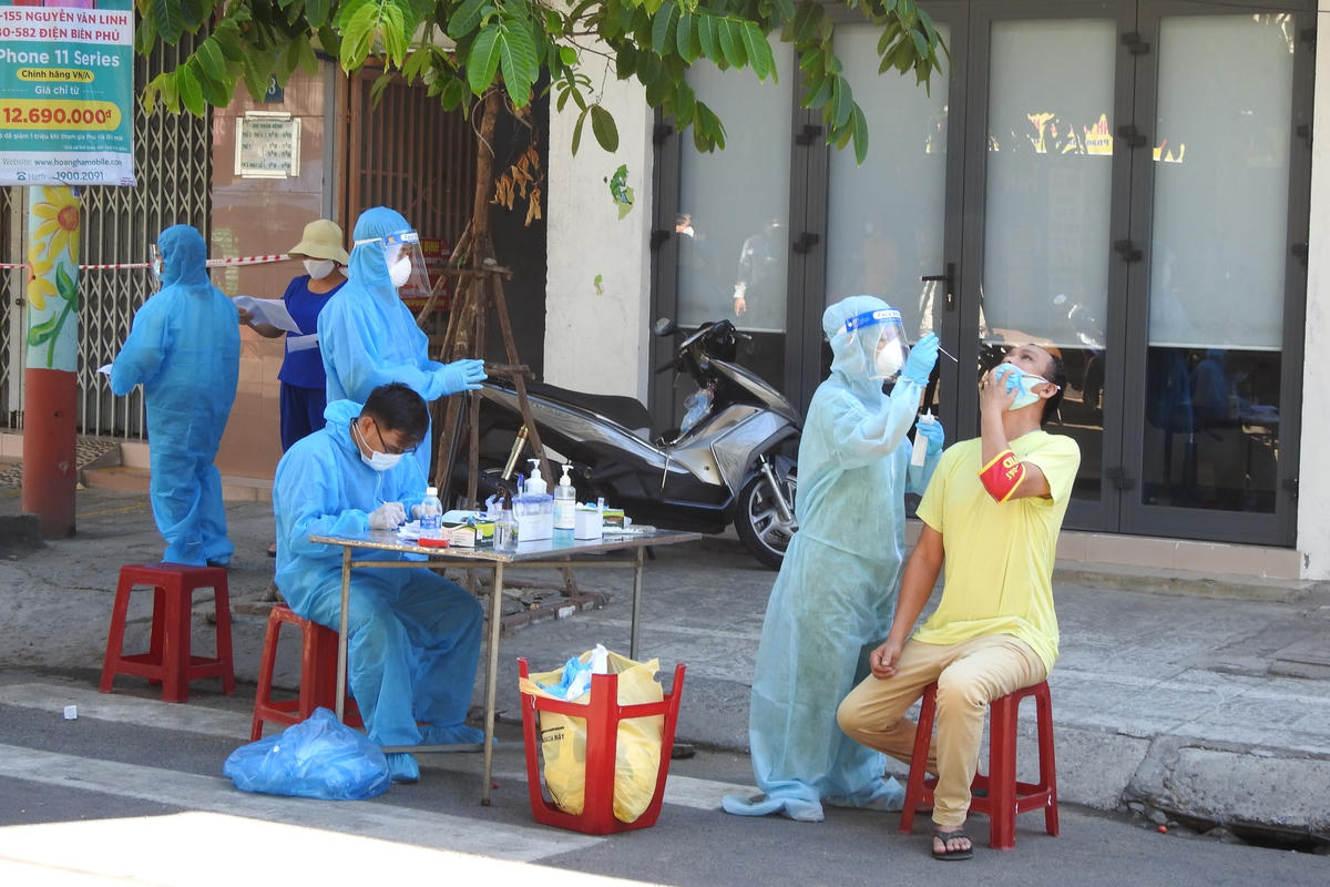 Xét nghiệm Covid-19 tại khu dân cư của Đà Nẵng trong các đợt cách ly, phong tỏa năm 2021. Ảnh Thanh Tùng.