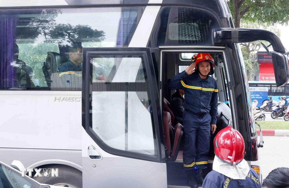 Cán bộ, chiến sỹ Phòng cháy chữa cháy và Cứu nạn cứu hộ Việt Nam lên đường làm nhiệm vụ tại Myanmar. (Ảnh: Phạm Kiên/TTXVN)