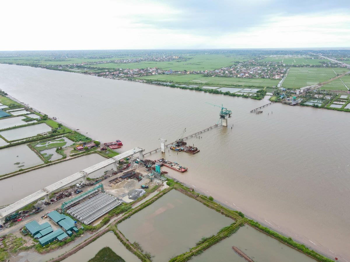 Tháng 11/2021, dự án đầu tư xây dựng tuyến đường bộ ven biển đoạn qua tỉnh Ninh Bình (giai đoạn 1) được khởi công xây dựng.