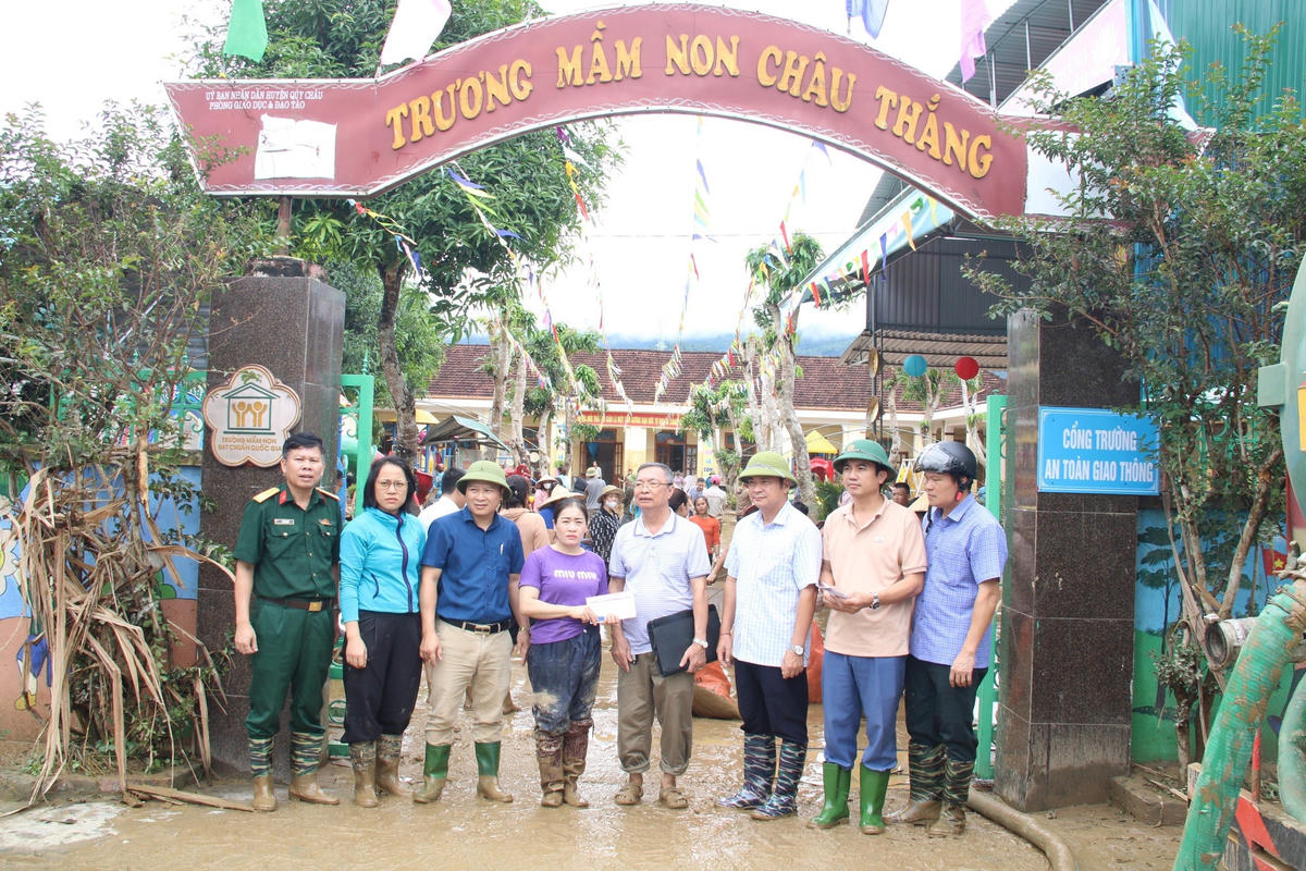 Đại diện chính quyền, các tổ chức trao quà hỗ trợ các trường học bị ảnh hưởng mưa lũ trong 2 ngày qua.