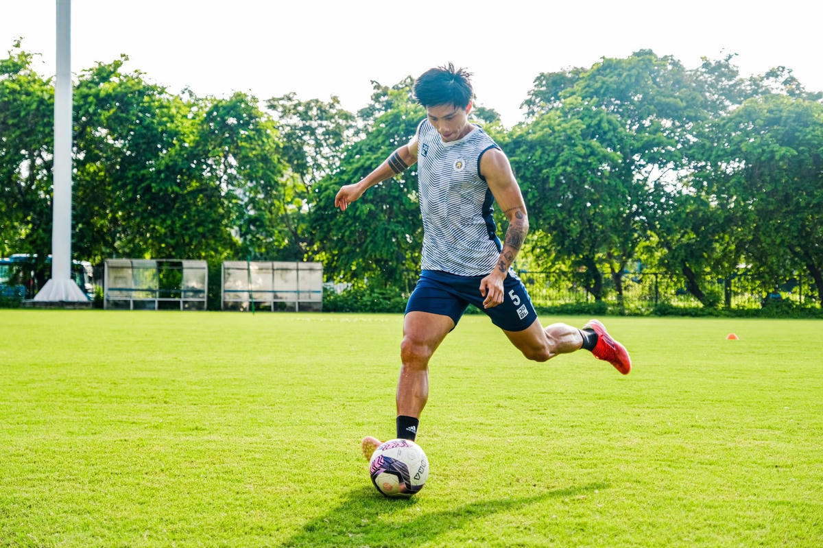 Đến tháng 8/2021, Văn Hậu tiếp tục được thầy Park triệu tập lên tuyển chuẩn bị cho vòng loại thứ ba World Cup 2022 song chưa tập chính thức được buổi nào đã phải xin về CLB để tiếp tục điều trị chấn thương.  