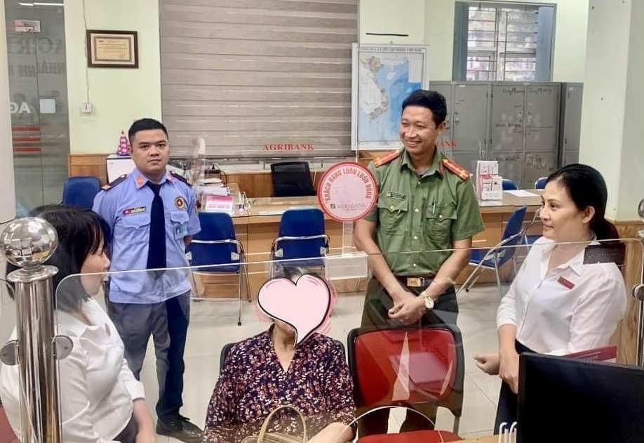 Nhân viên ngân hàng và Công an huyện Kiến Thuỵ giải thích cho nạn nhân vụ lừa đảo.