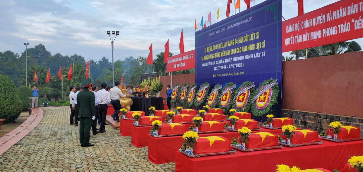 Các hài cốt liệt sĩ được đưa về an nghỉ cuối cùng tại Nghĩa trang liệt sĩ tỉnh Bình Phước sáng nay.