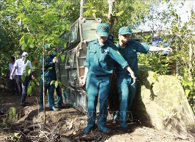 Hỗ trợ người dân di dời đồ đạc đến nơi ở tạm thời. 