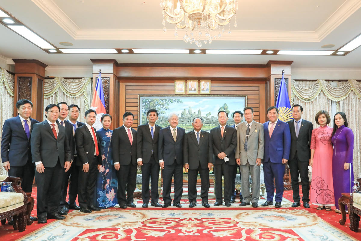 Bí thư Trung ương Đảng, Chủ tịch UBTƯ MTTQ Việt Nam Đỗ Văn Chiến cùng Đoàn công tác chụp ảnh lưu niệm với Chủ tịch Quốc hội Vương quốc Campuchia, Chủ tịch Hội đồng Quốc gia Mặt trận Đoàn kết Phát triển Tổ quốc Campuchia Samdech Heng Samrin nhân chuyến thăm hữu nghị chính thức Vương quốc Campuchia ngày 28-30/7/2022. Ảnh: Quang Vinh.