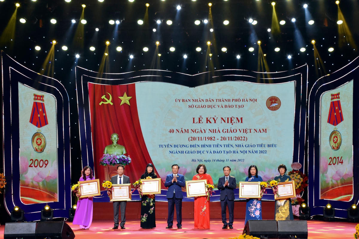 Bí thư Thành uỷ Hà Nội Đinh Tiến Dũng và  Phó Trưởng ban Thường trực Ban Dân vận Trung ương Phạm Tất Thắng đã trao Huân chương Lao động hạng Nhất, Nhì, Ba cho các tập thể và cá nhân.