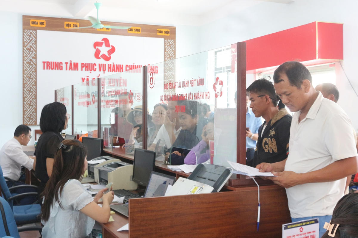 TTPVHCC xã Cẩm Xuyên rất đông người dân đến giao dịch trong ngày đầu vận hành chính quyền 2 cấp. Ảnh HN.