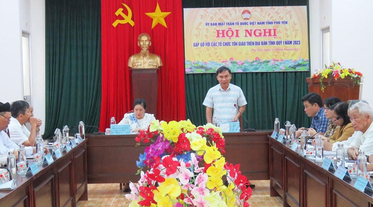 Ông Nguyễn Quốc Hoàn, Ủy viên Ban Thường vụ, Chủ tịch Ủy ban MTTQ tỉnh Phú Yên phát biểu, ghi nhận ý kiến của các chức sắc tôn giáo trong hội nghị.