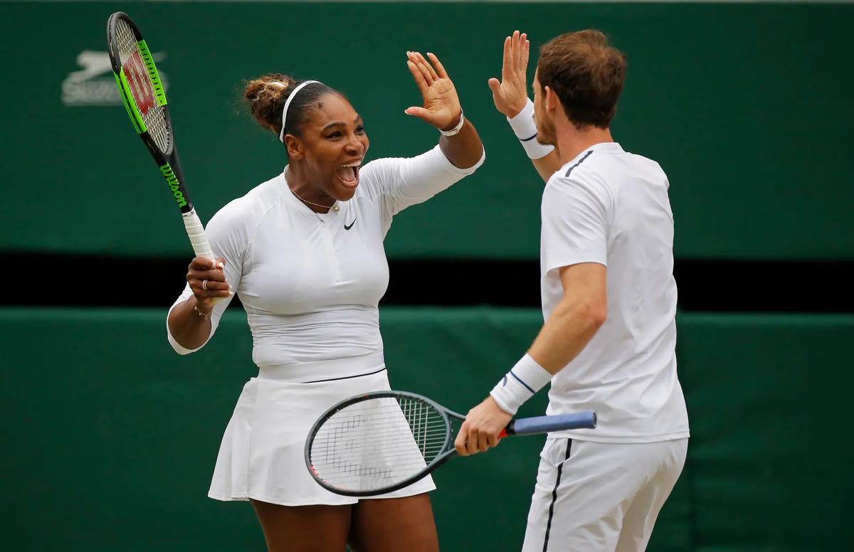 Williams ăn mừng khi giành được một điểm trong trận đấu đôi nam nữ với Andy Murray trong ngày thứ tám của giải vô địch quần vợt Wimbledon 2019. Ảnh: The Guardian