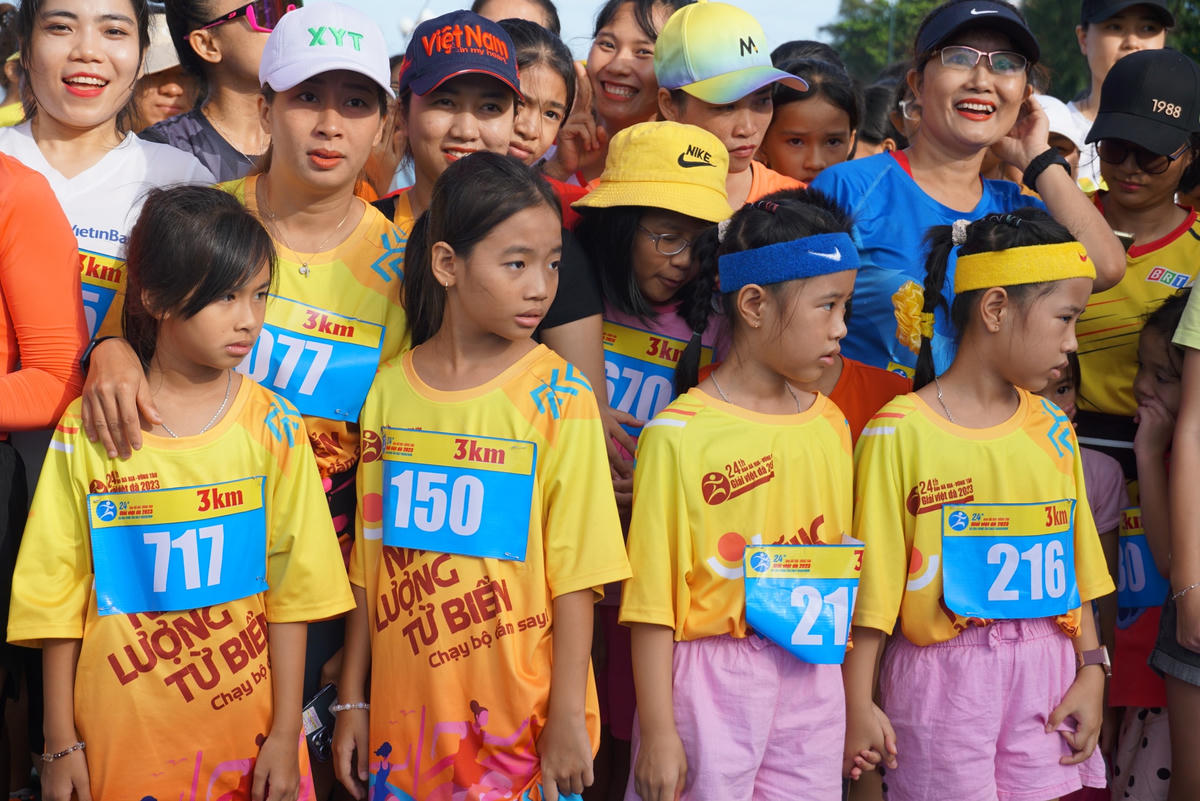 Một nhóm VĐV nhí tham gia cự ly 3km. Ảnh: Hoàng Trang. 