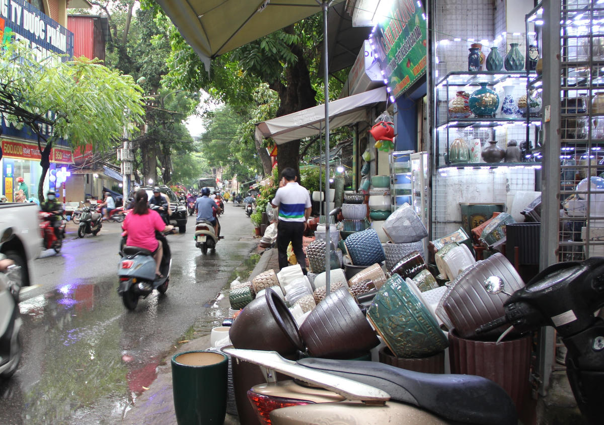Ngoài khu vực ngã ba Chợ bưởi thì trên tuyến đường Hoàng Hoa Thám (Hà Nội) có nhiều tiểu thương và các hộ kinh doanh lấn chiếm hết vỉa hè dành cho người đi bộ để bày bán các loại cây cảnh, gốm sứ.