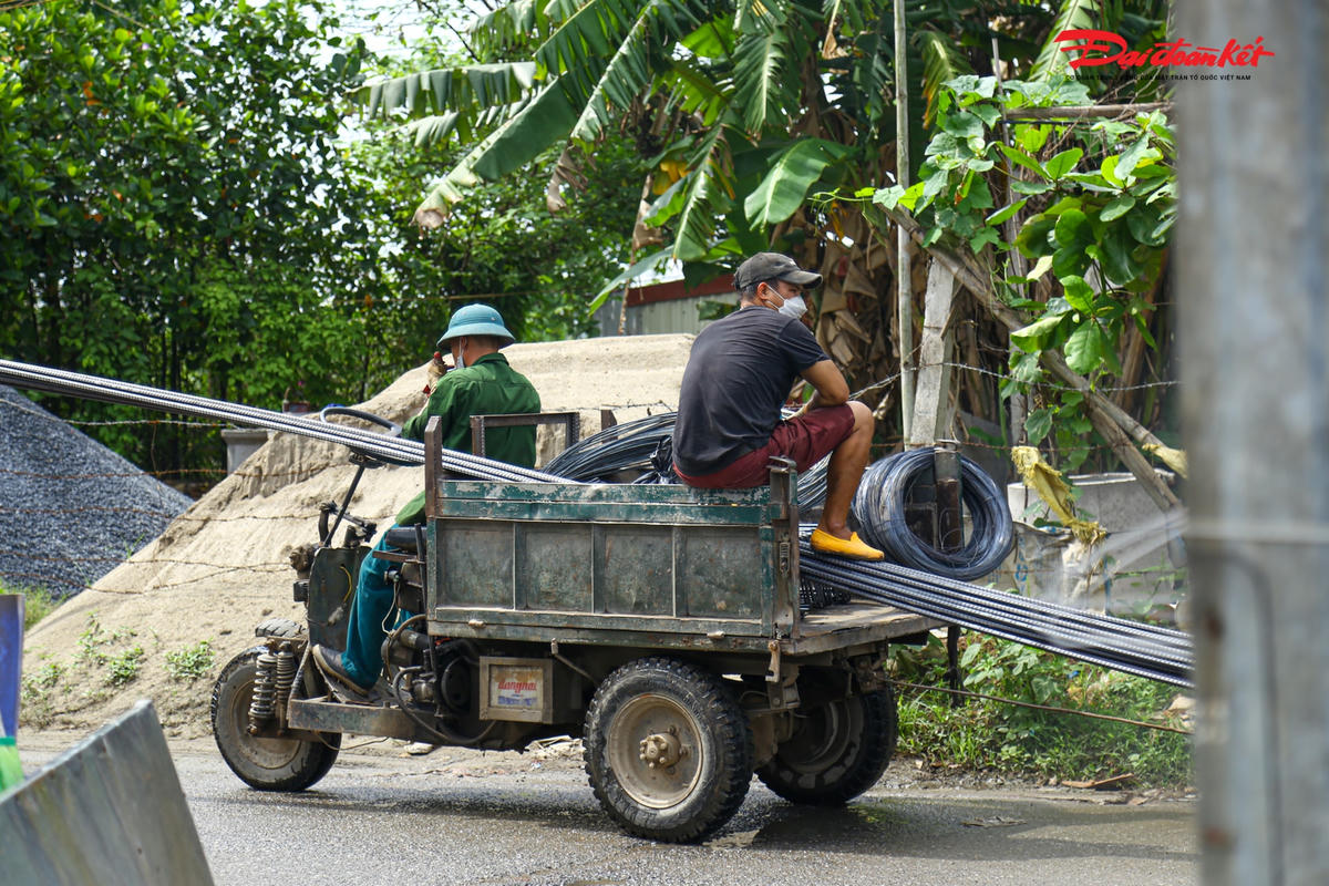 Không khó để bắt gặp những chiếc xe tự chế chở vật liệu xây dựng cồng kềnh nghênh ngang trên phố.