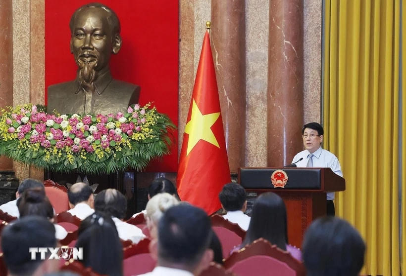 Chủ tịch nước Lương Cường nói chuyện với các nghệ nhân làng nghề tiêu biểu toàn quốc. (Ảnh: Lâm Khánh/TTXVN)