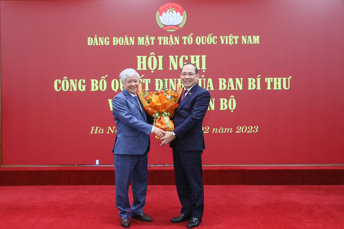 Bí thư Trung ương Đảng, Chủ tịch UBTƯ MTTQ Việt Nam Đỗ Văn Chiến trao Quyết định và tặng hoa chúc mừng đồng chí Hoàng Công Thủy.