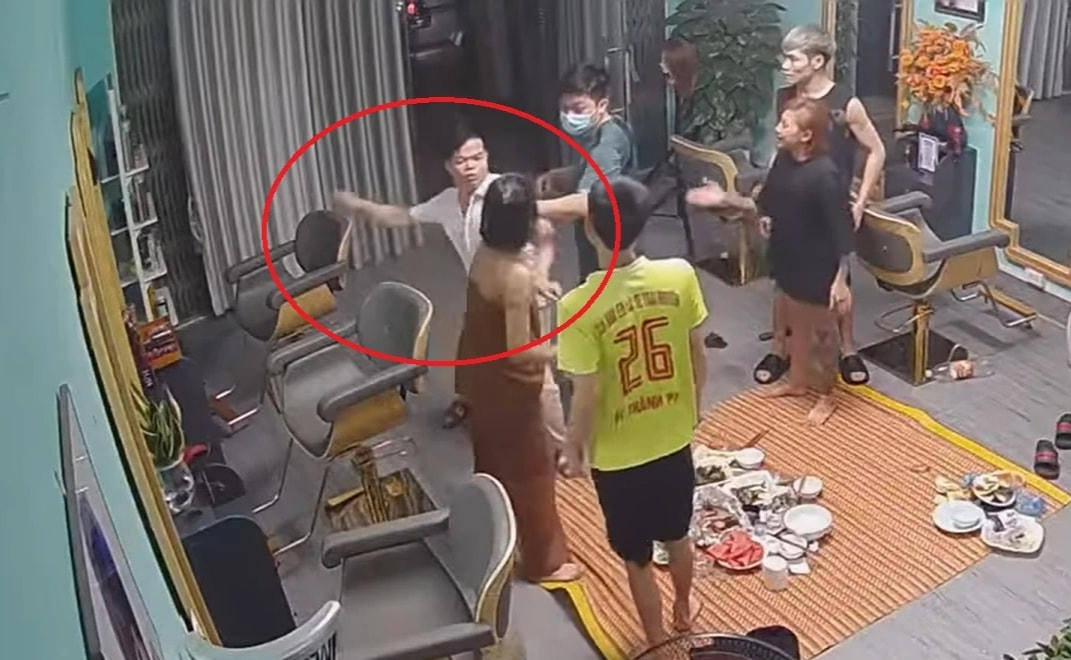 Phó Công an phường Sông Bằng hành hung phụ nữ bị camera ghi lại.