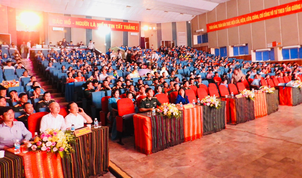 Hội thi "Dân vận khéo" thu hút đông đảo người đến xem và cỗ cũ nhiệt tình.