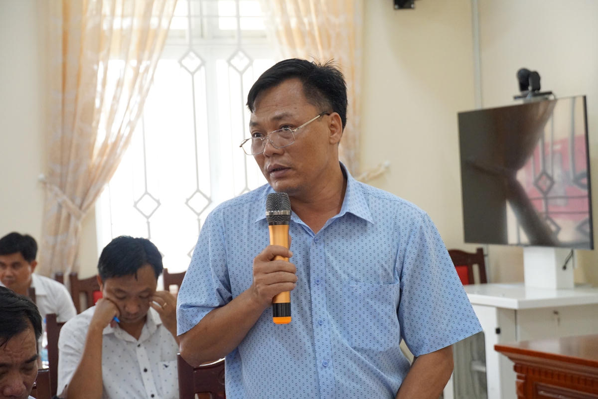 Đại diện Ủy Ban MTTQ Việt Nam huyện Thống Nhất nêu ý kiến góp ý cho Dự thảo Luật. Ảnh: Mạnh Thìn.