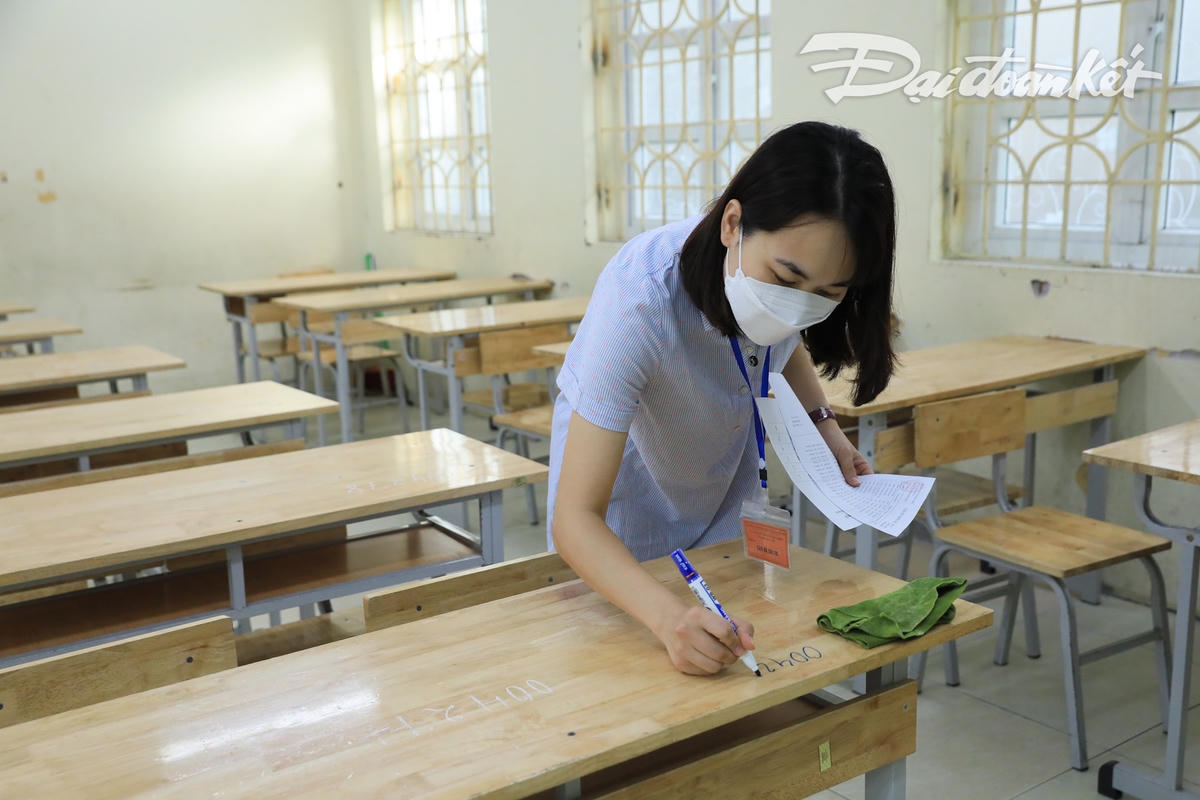 Phụ huynh Hà Nội đứng ngồi không yên chờ đợi con thi vào lớp 10