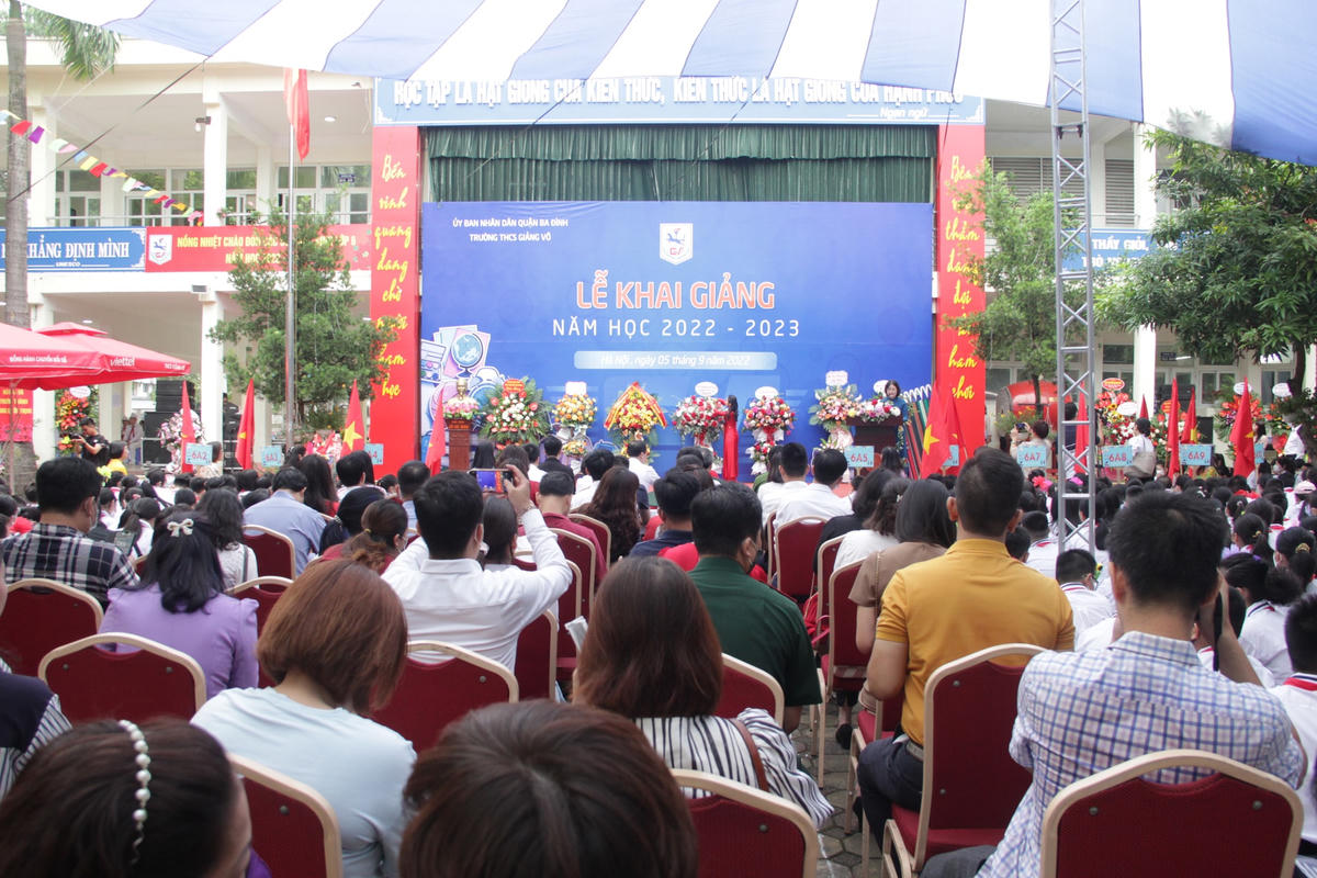 Phó Chủ tịch UBND TP Hà Nội đánh trống khai giảng năm học mới