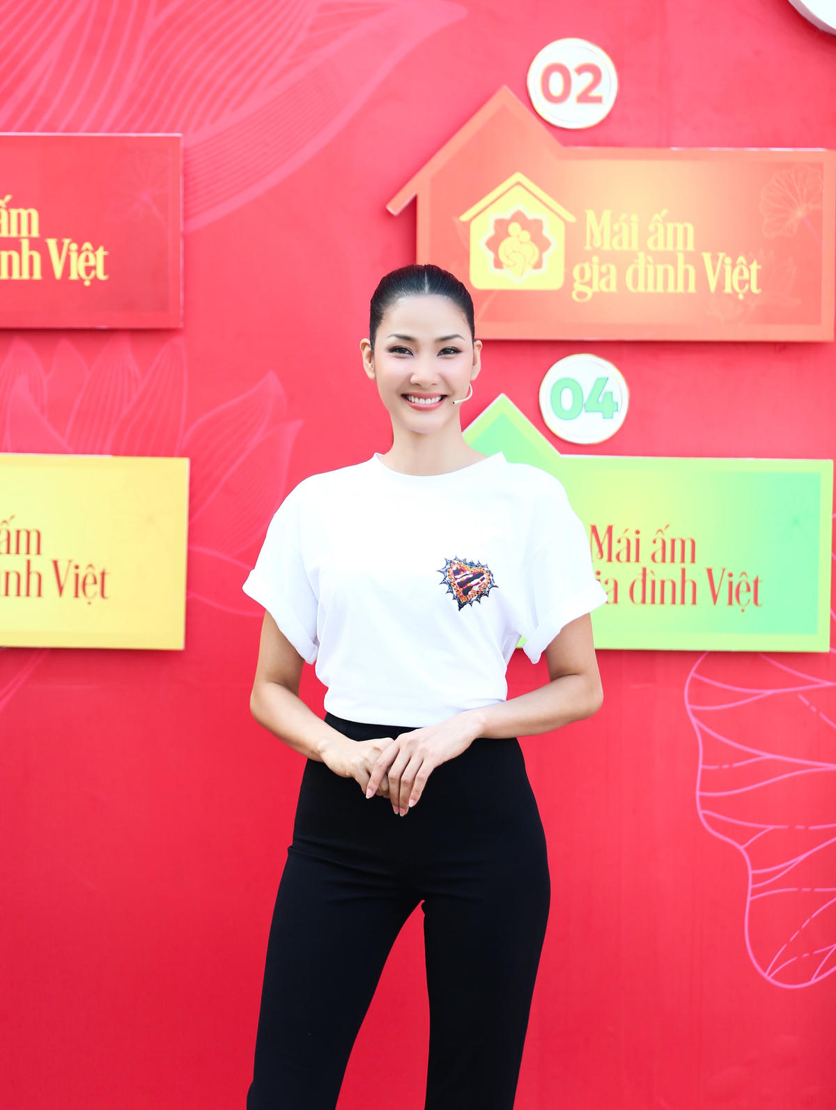 Hoàng Thuỳ luôn thấu hiểu được những thiếu thốn và mất mát của các em nhỏ mồ côi. Ảnh: Golden Moon.