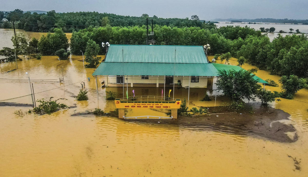 Nhà văn hóa, khu thể thao thôn 1 (xã Điền Mỹ, huyện Hương Khê) ngập trong nước lũ.  