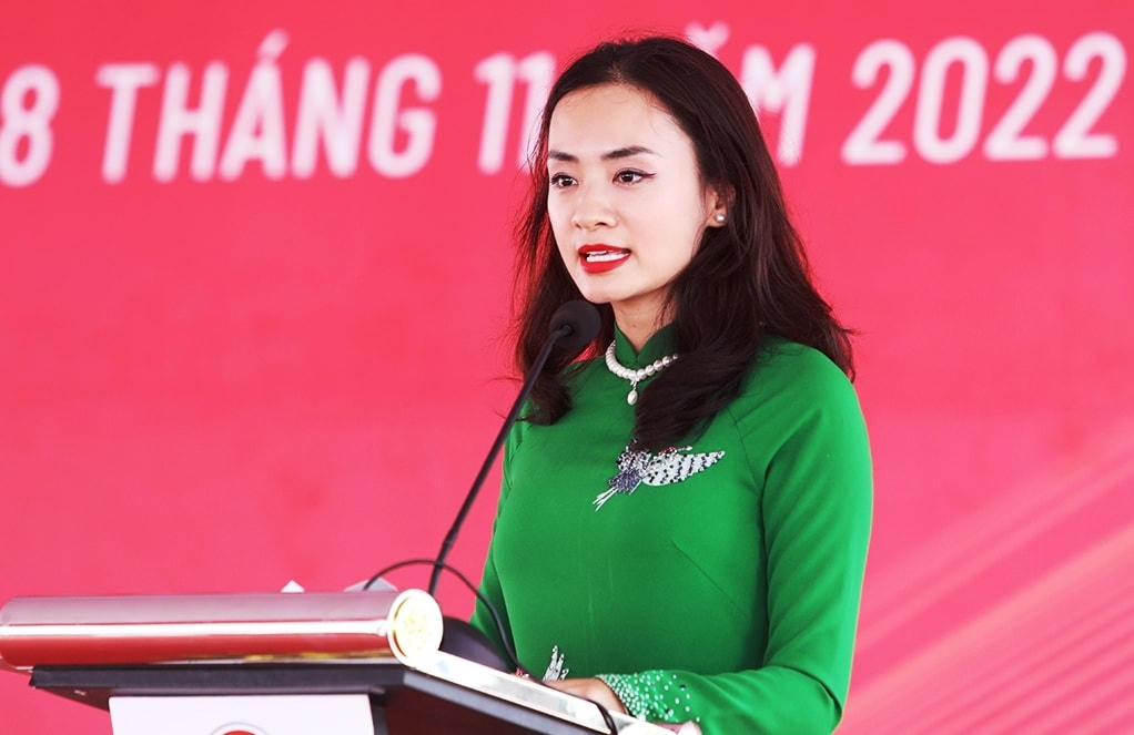 Bà Phạm Thùy Linh - Tổng Giám đốc Công ty VinES phát biểu.