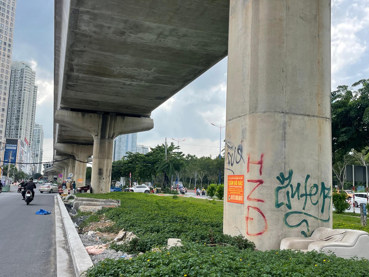 Các trụ cầu metro bị vẽ loằng ngoằng nhìn phản cảm.