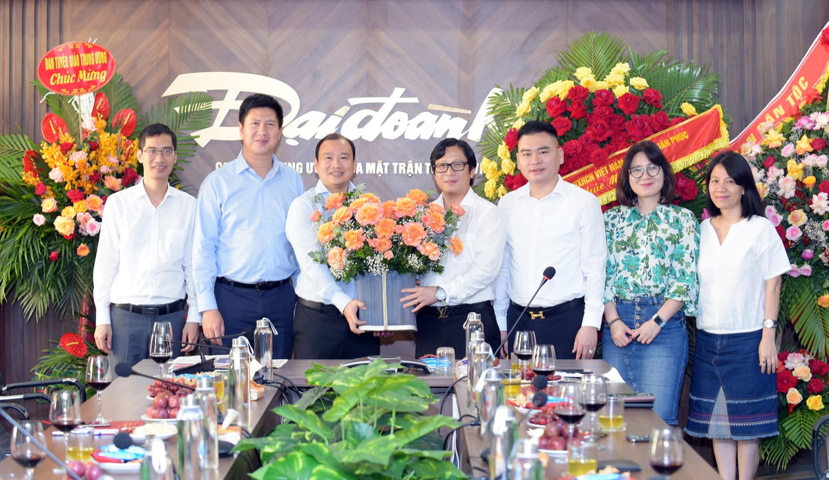 Chi ủy, Ban Biên tập báo Đại Đoàn Kết chụp ảnh kỷ niệm cùng đoàn công tác của Ban Tuyên giáo Trung ương tới thăm báo nhân kỷ niệm 97 năm Ngày Báo chí cách mạng Việt Nam.