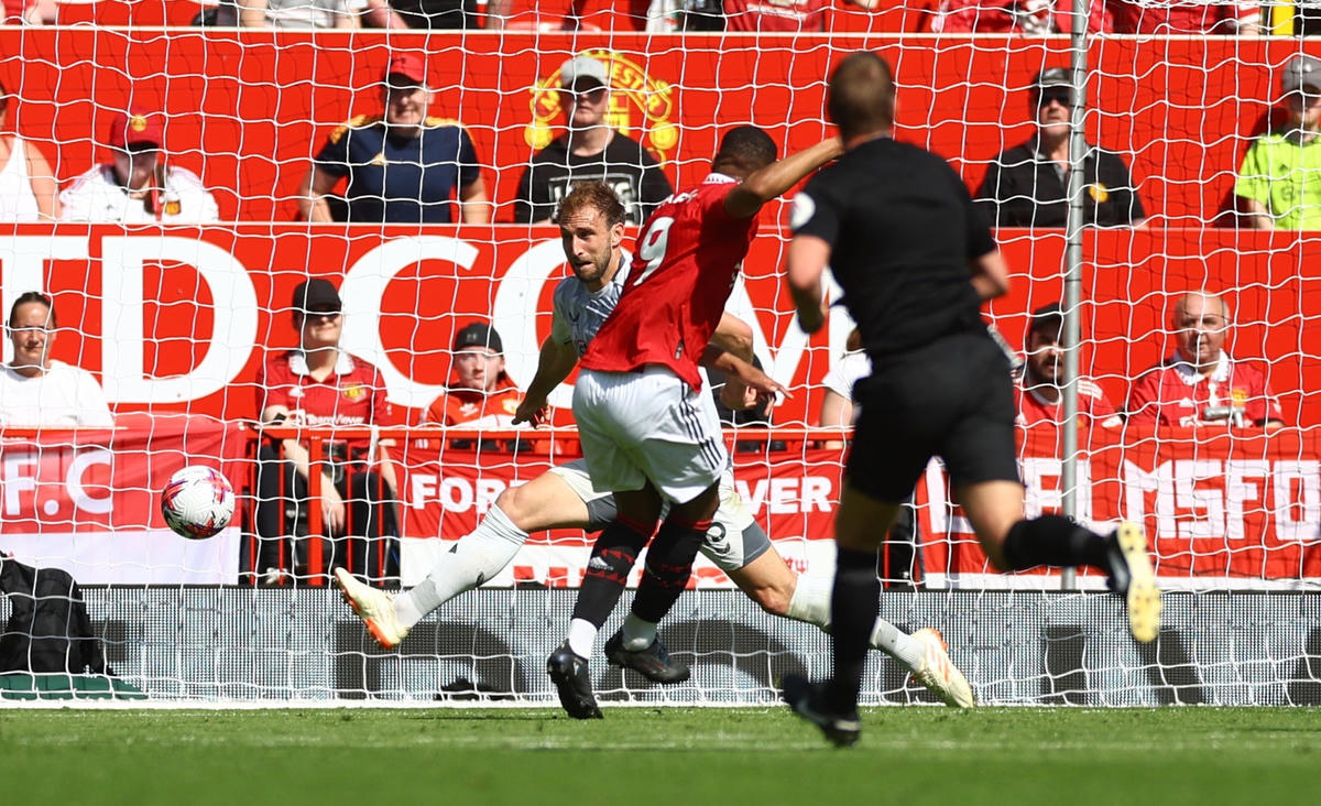 Anthony Martial mở tỉ số cho Man United. Ảnh: Reuters.