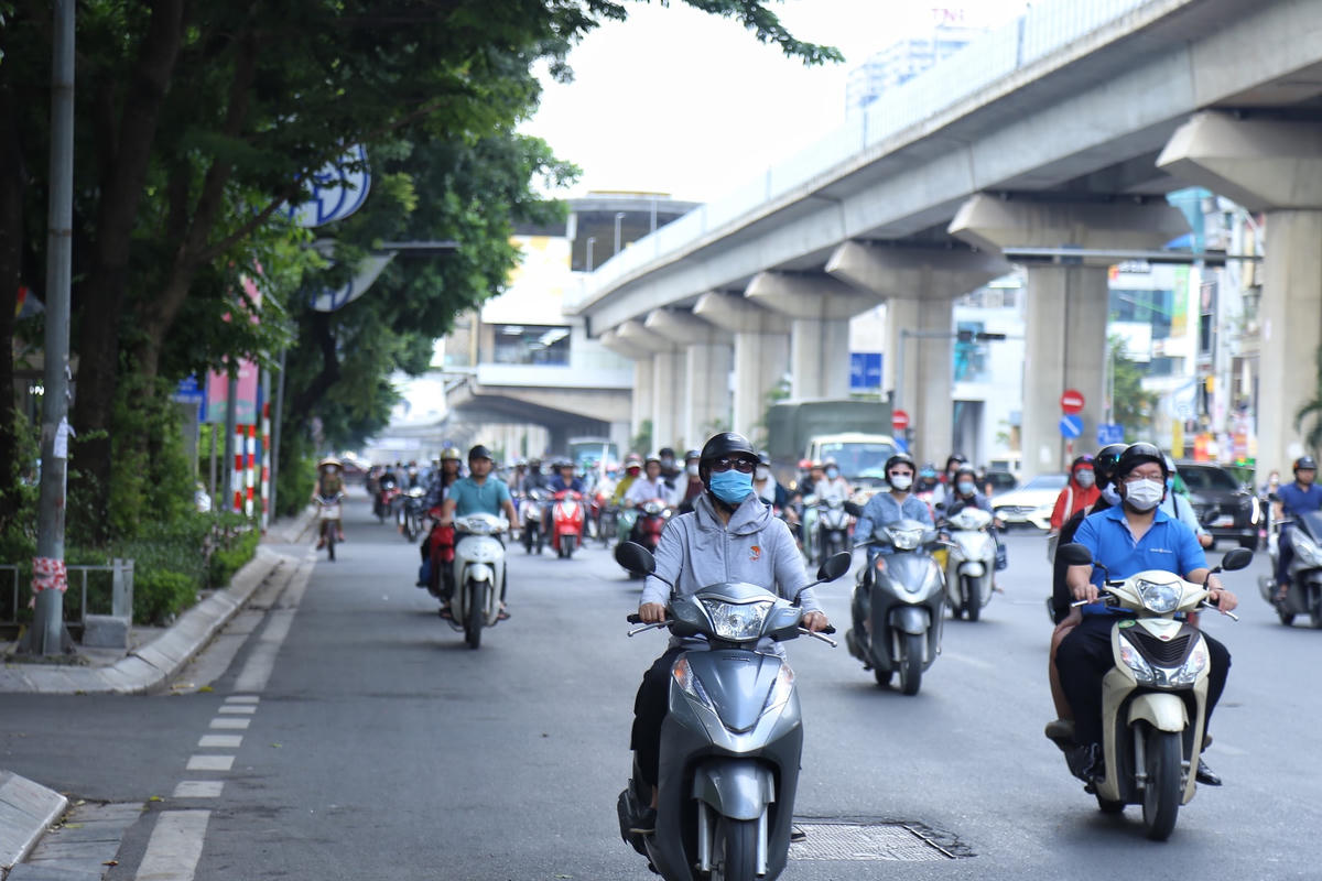 Nhiều người dân cho rằng, việc để 3-4 làn xe ô tô sát dải phân cách là chưa hợp lý vì lượng xe máy tại tuyến đường này khá đông, trong khi xe máy và xe buýt chỉ có 2 làn khiến nhiều phương tiện phải lấn sang làn ô tô.