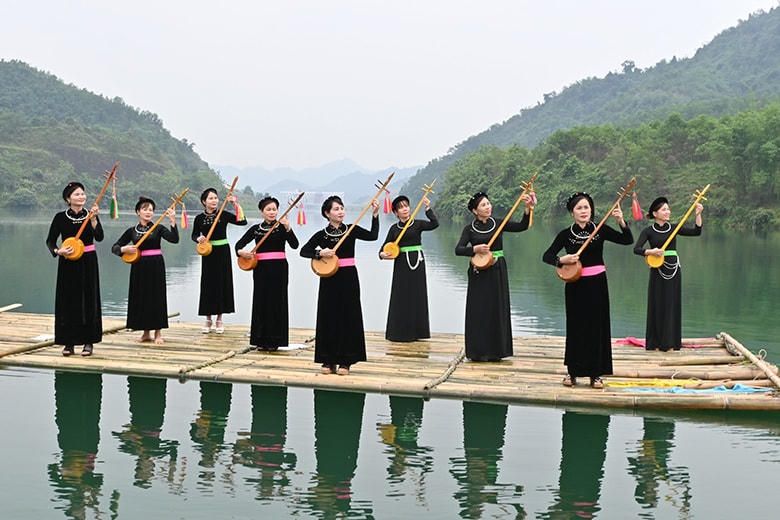 Hát Then trên dòng sông Gâm, xã Yên Lập, Chiêm Hóa, Tuyên Quang.