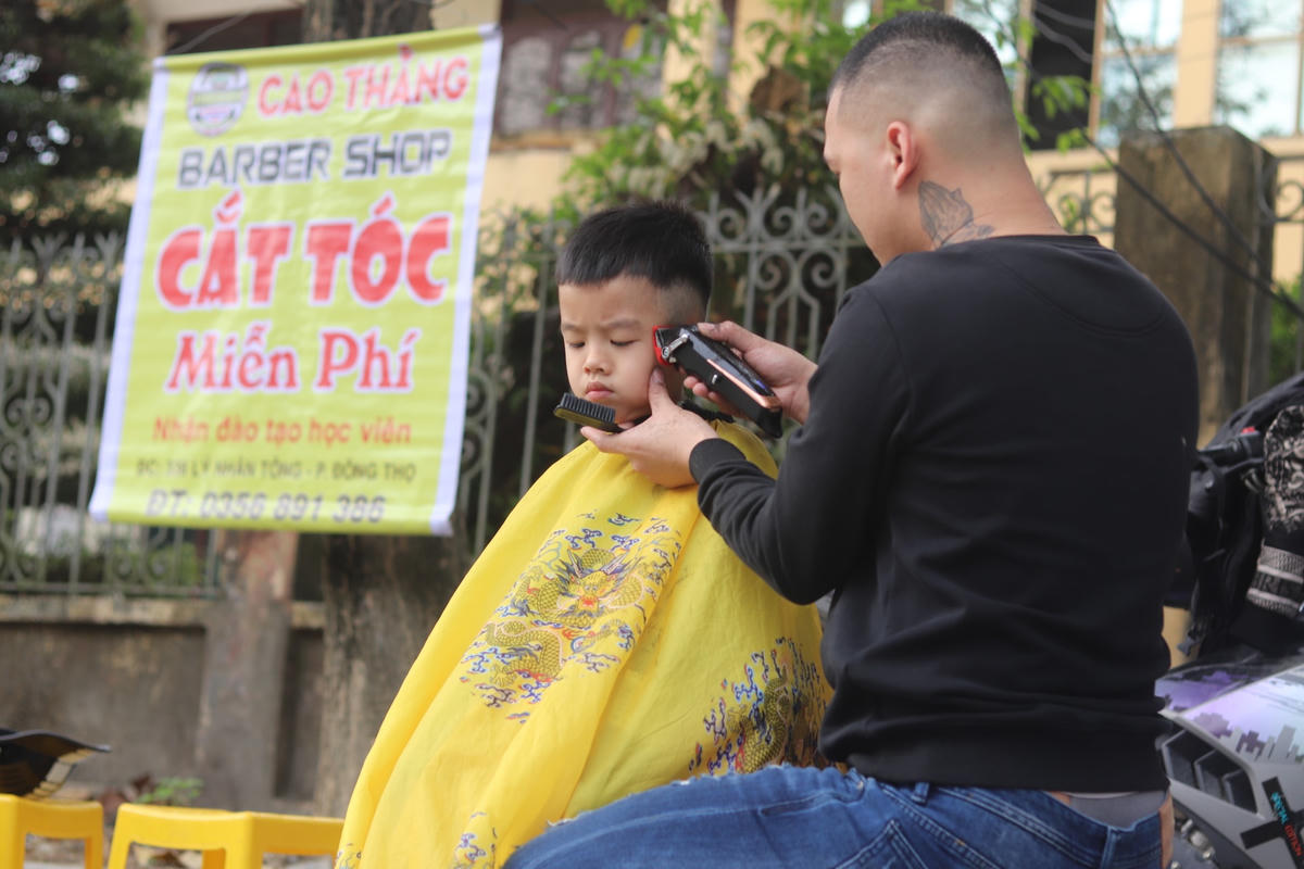 Ngoài việc tập trung cắt tóc miễn phí tại các bệnh viện, những ngày thường nhật, các thành viên trong nhóm của anh Thịnh thường sẽ xé lẻ ra thành các nhóm nhỏ, từ 3 - 4 người trên 1 điểm, duy trì từ trên 2 điểm mỗi ngày trên khắp TP Thanh Hóa, hoạt động chủ yếu trên vỉa hè ở các tuyến phố có đông người qua lại như đại lộ Lê Lợi, đường Trường Thi, Lê Hoàn (TP Thanh Hóa).  