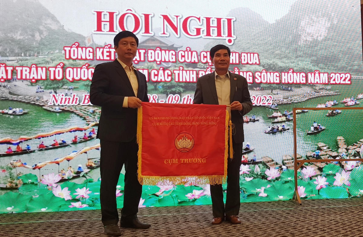Ông Đỗ Việt Anh, Chủ tịch UBMTTQ tỉnh Ninh Bình trao cờ luân lưu cho UBMTTQ tỉnh Thái Bình - đơn vị cụm trưởng cụm thi đua Đồng bằng sông Hồng năm 2023.