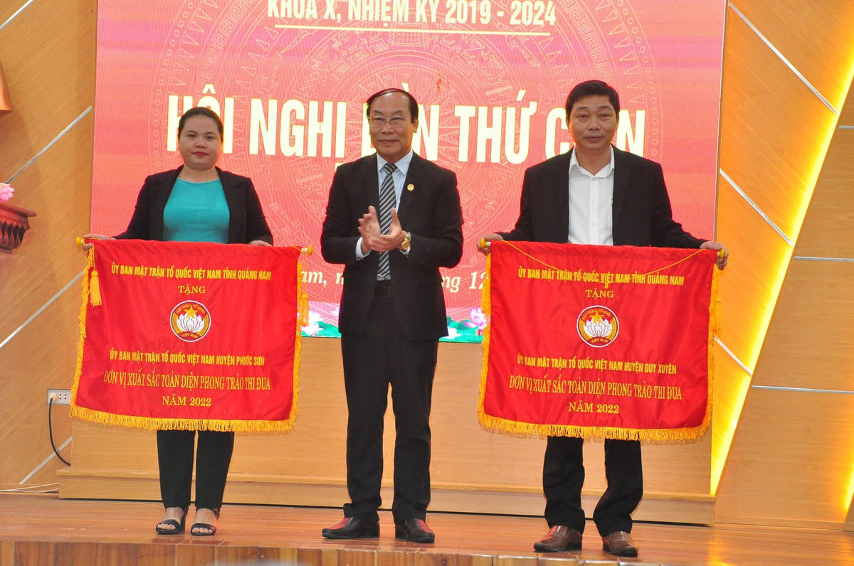 Ủy ban MTTQ Việt Nam tỉnh Quảng Nam tặng cờ xuất sắc toàn diện cho Mặt trận huyện Duy Xuyên và Phước Sơn.