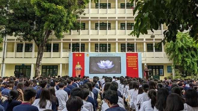 Học sinh trường liên cấp Khương Hạ tưởng niệm các nạn nhân vụ cháy.