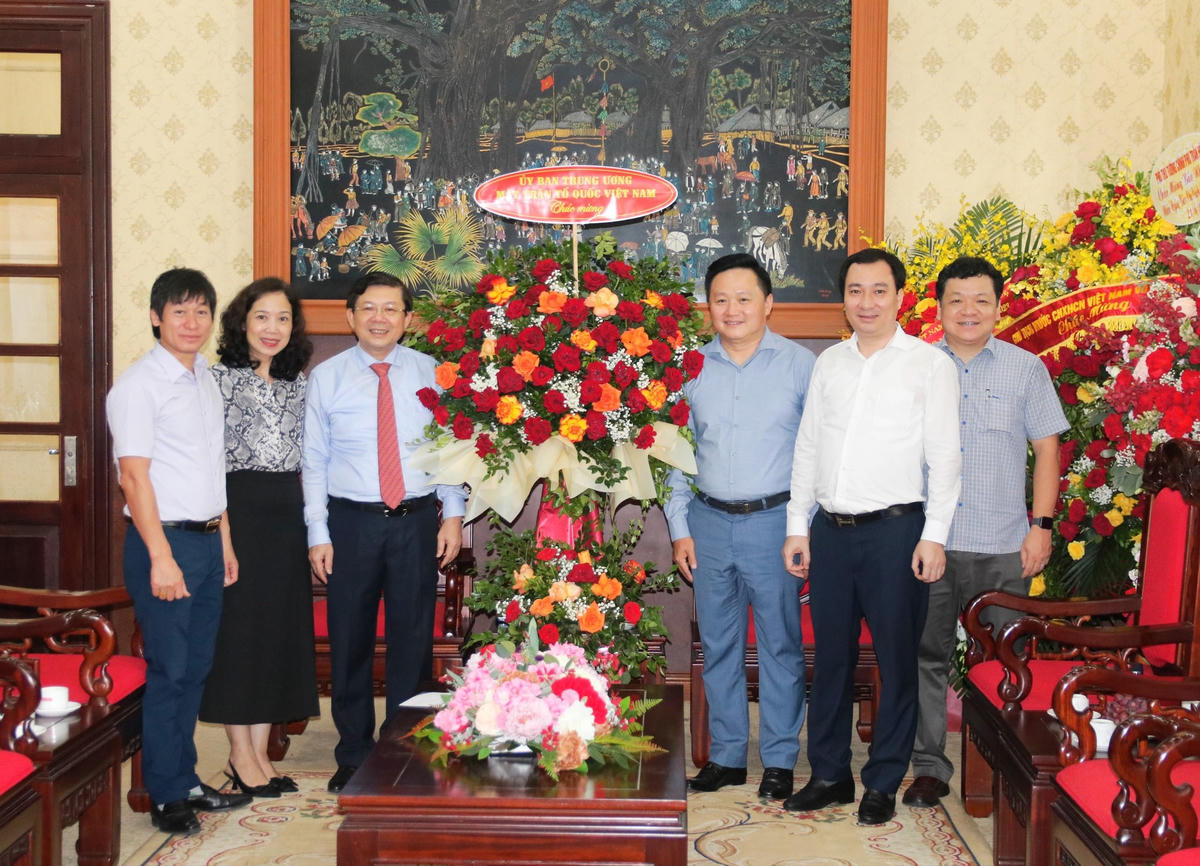 Phó Chủ tịch Nguyễn Hữu Dũng tặng hoa chúc mừng Báo Nhân Dân.