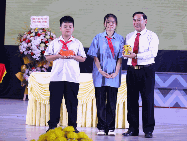 Hai cháu thiếu nhi trao lợn đất tiết kiệm ủng hộ Quỹ "Vì người nghèo” tỉnh năm 2022.