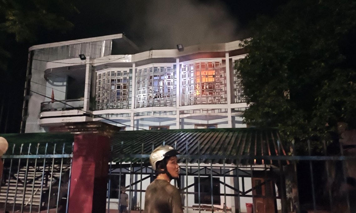 Trụ sở phòng GDĐT huyện Trà Bồng bốc cháy lớn. Ảnh: CTV.