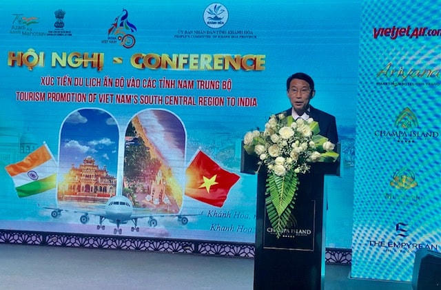 Ông Đinh Văn Thiệu, Phó chủ tịch UBND tỉnh Khánh Hòa đang phát biểu tại hội nghị.