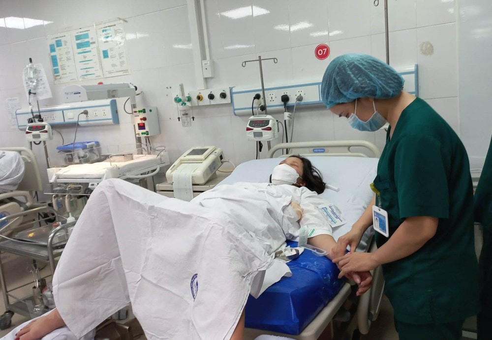 Các y bác sỹ chăm sóc, theo dõi sức khoẻ cho sản phụ. (Ảnh: T.G/Vietnam+).