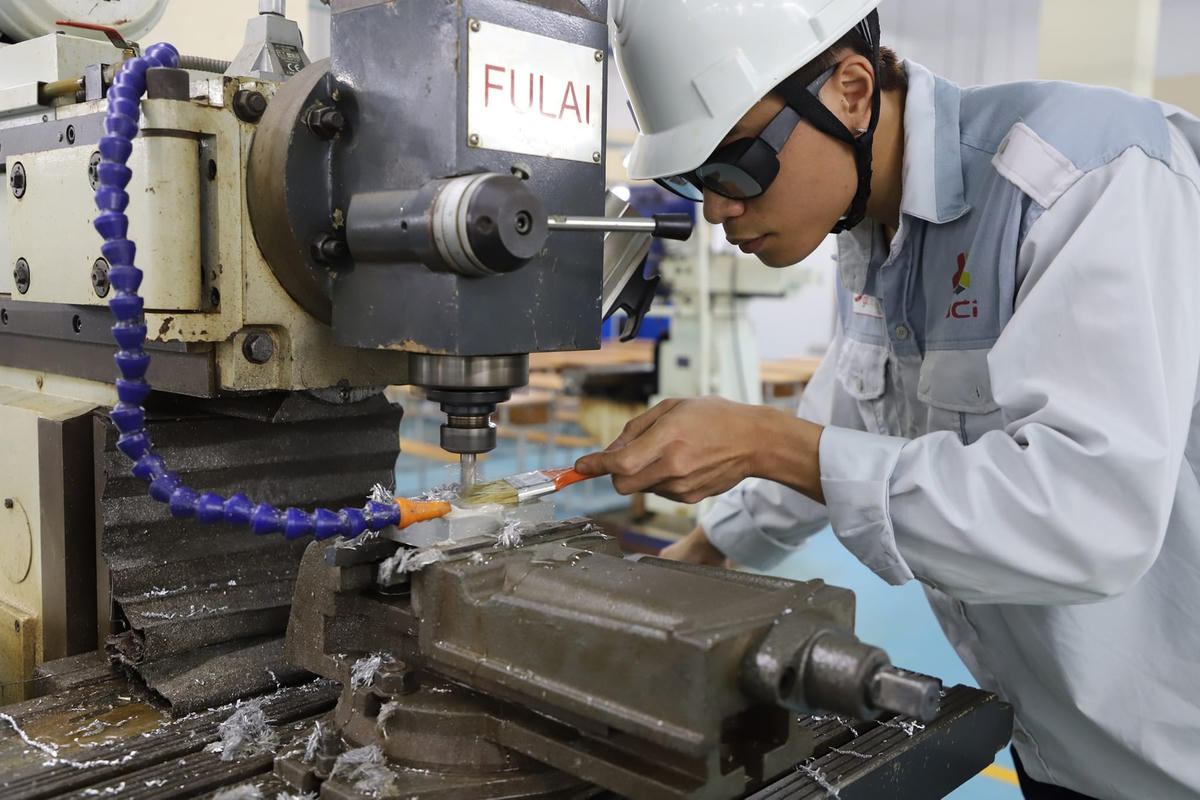 Sinh viên trường CĐ Công nghiệp Bắc Ninh trong chương trình thi AP1 - Nghề Cắt gọt kim loại Cao đẳng K12 - Tiêu chuẩn CHLB Đức năm 2023. 