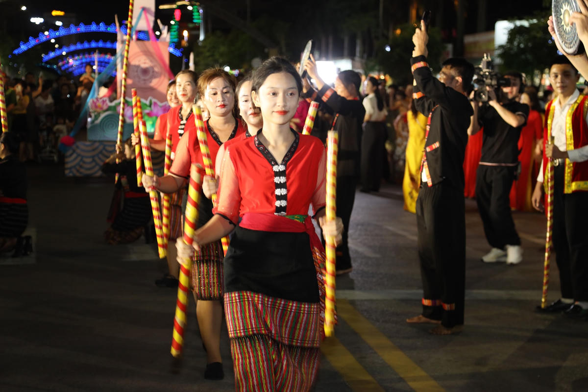 Nét xinh đẹp của các cô gái dân tộc Thái trong chương trình "Sắc màu văn hoá các dân tộc Nghệ An". Ảnh Điền Bắc.