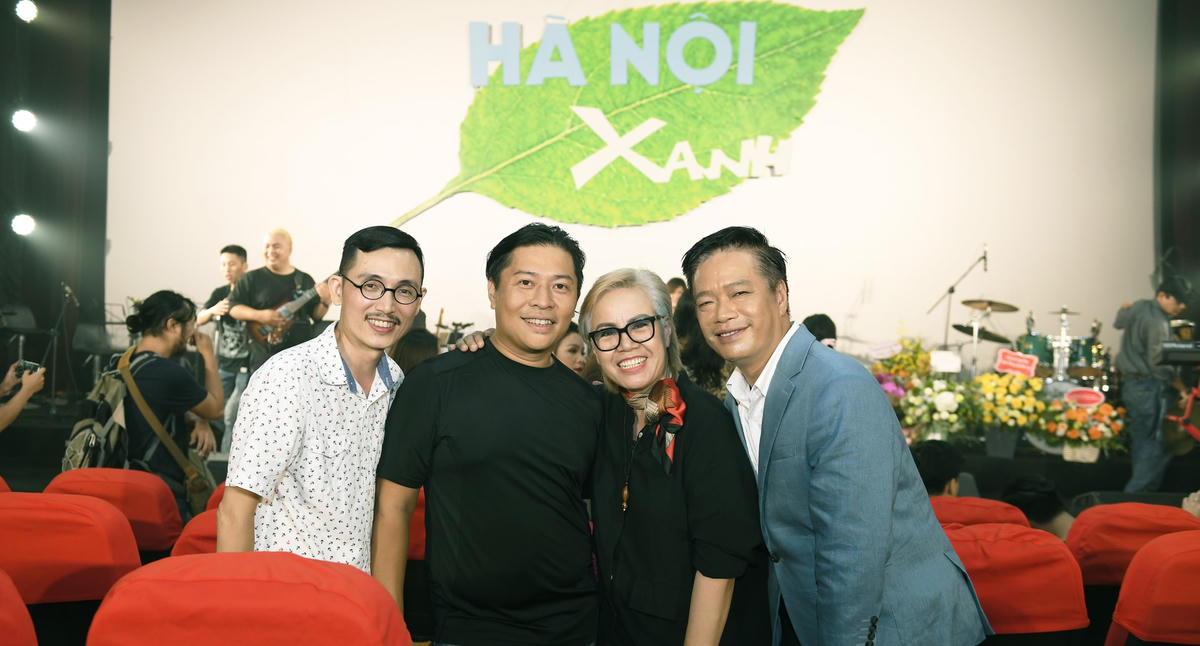 Chia sẻ bên thềm đêm nhạc, anh Nguyễn Đức Lộc (thứ 2 trái sang) - Trưởng ban nhạc Đông Đô cho biết, chương trình được anh và các thành viên thuộc ban nhạc lên kế hoạch tổ chức trong vòng 2 năm. Chương trình lần này là lời tri ân mà anh và ban nhạc muốn gửi đến khán giả, thông qua đêm nhạc anh mong sẽ khơi dậy tình yêu của khán giả với Rock và với Hà Nội.