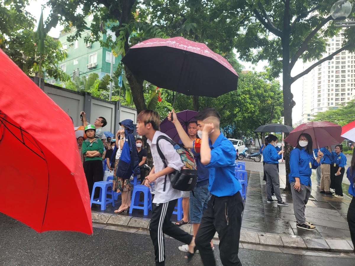 Sinh viên tình nguyện tích cực hỗ trợ nhanh chóng để sĩ tử vào phòng thi.