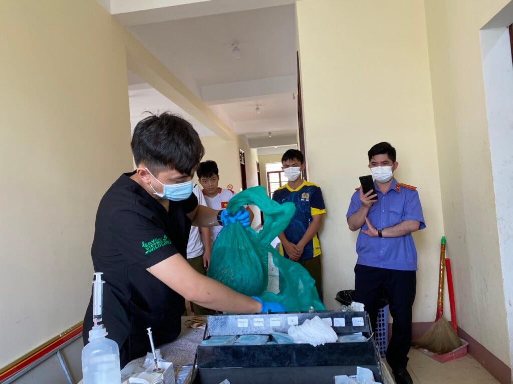 Lực lượng cứu hộ tiến hành chăm sóc cho những cá thể động vật hoang dã.