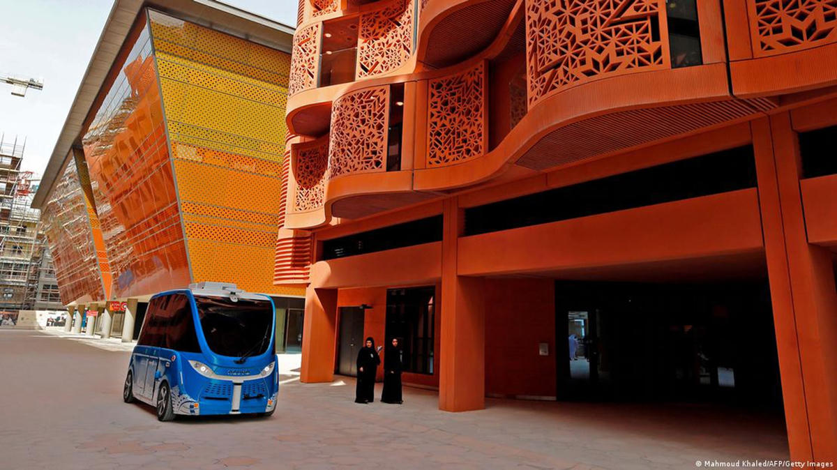 Đường phố tại thành phố Masdar của Abu Dhabi được thiết kế để tận dụng bóng râm và gió. Ảnh: AFP.