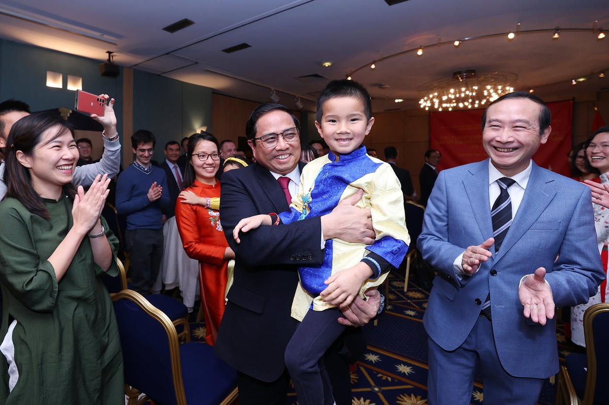 Thủ tướng Phạm Minh Chính gặp gỡ đại diện cộng đồng người Việt Nam tại Luxembourg, ngày 10/12/2022.
