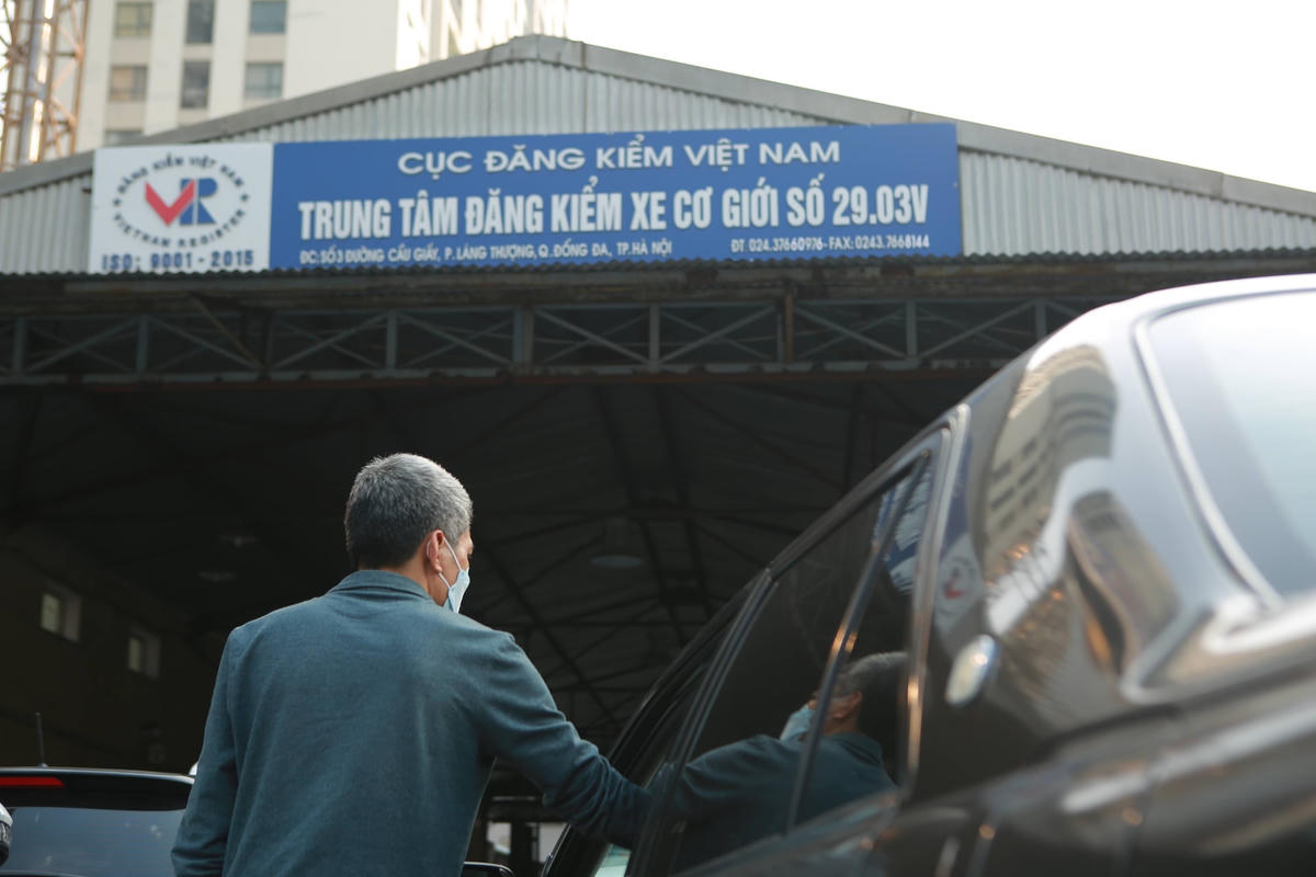 Việc này đã khiến cho các chủ xe ô tô đổ dồn xe đến các trạm đăng kiểm đang hoạt động, nên tình trạng ùn ứ không thể tránh khỏi.